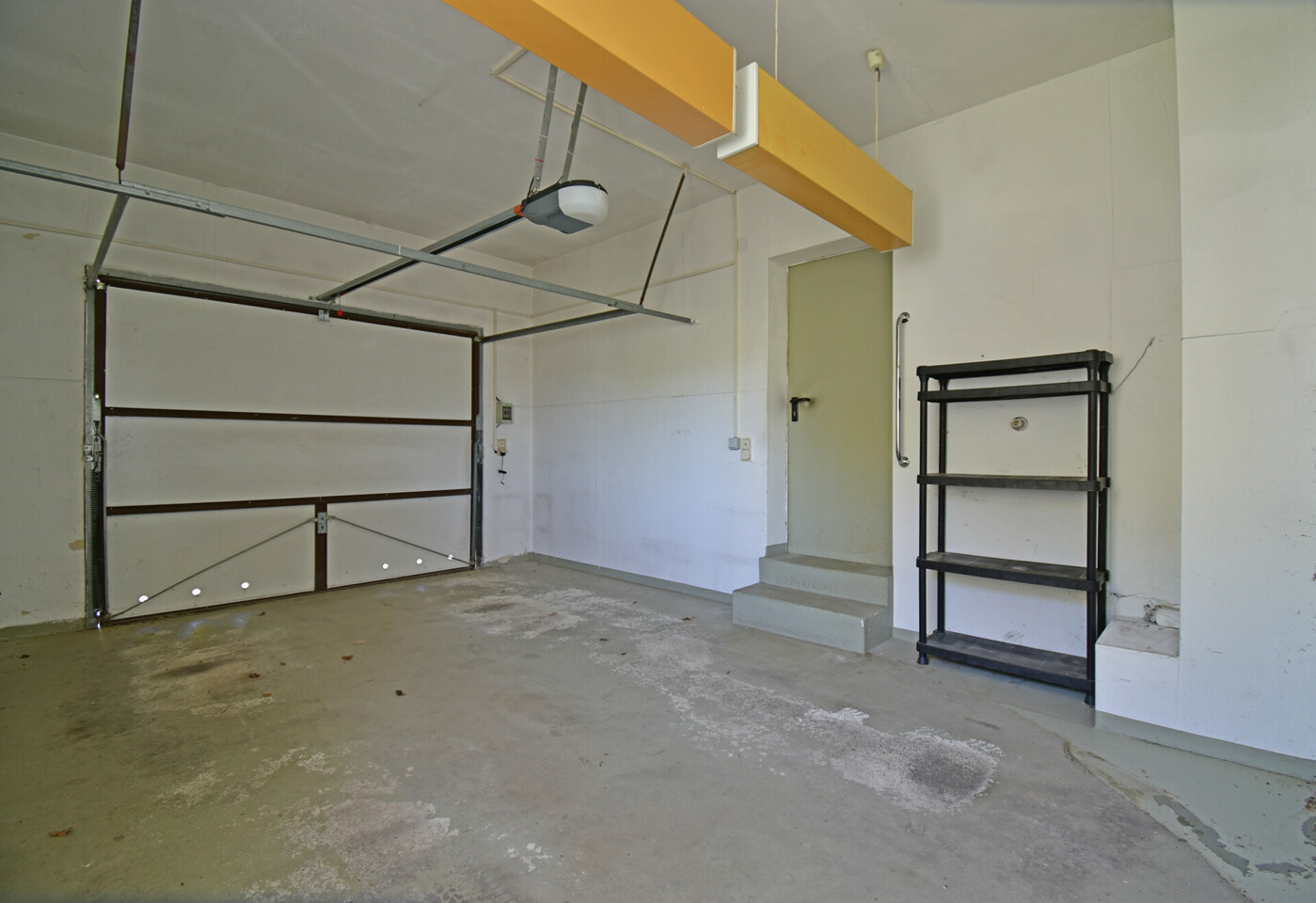 Garage mit Zugang ins Haus