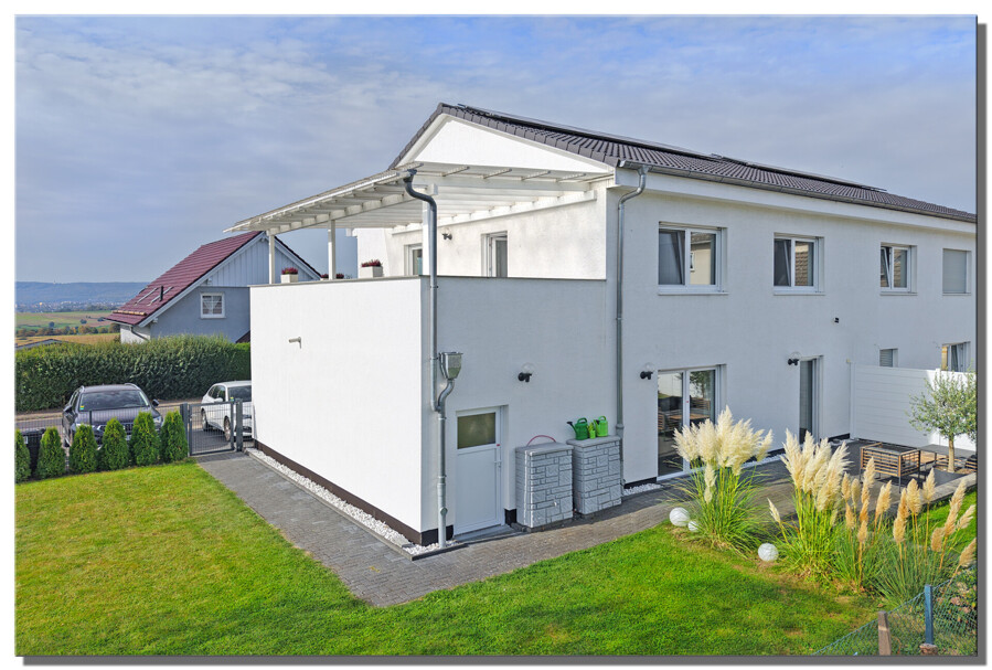 Neuwertige Doppelhaushälfte mit Garage in Fuldatal