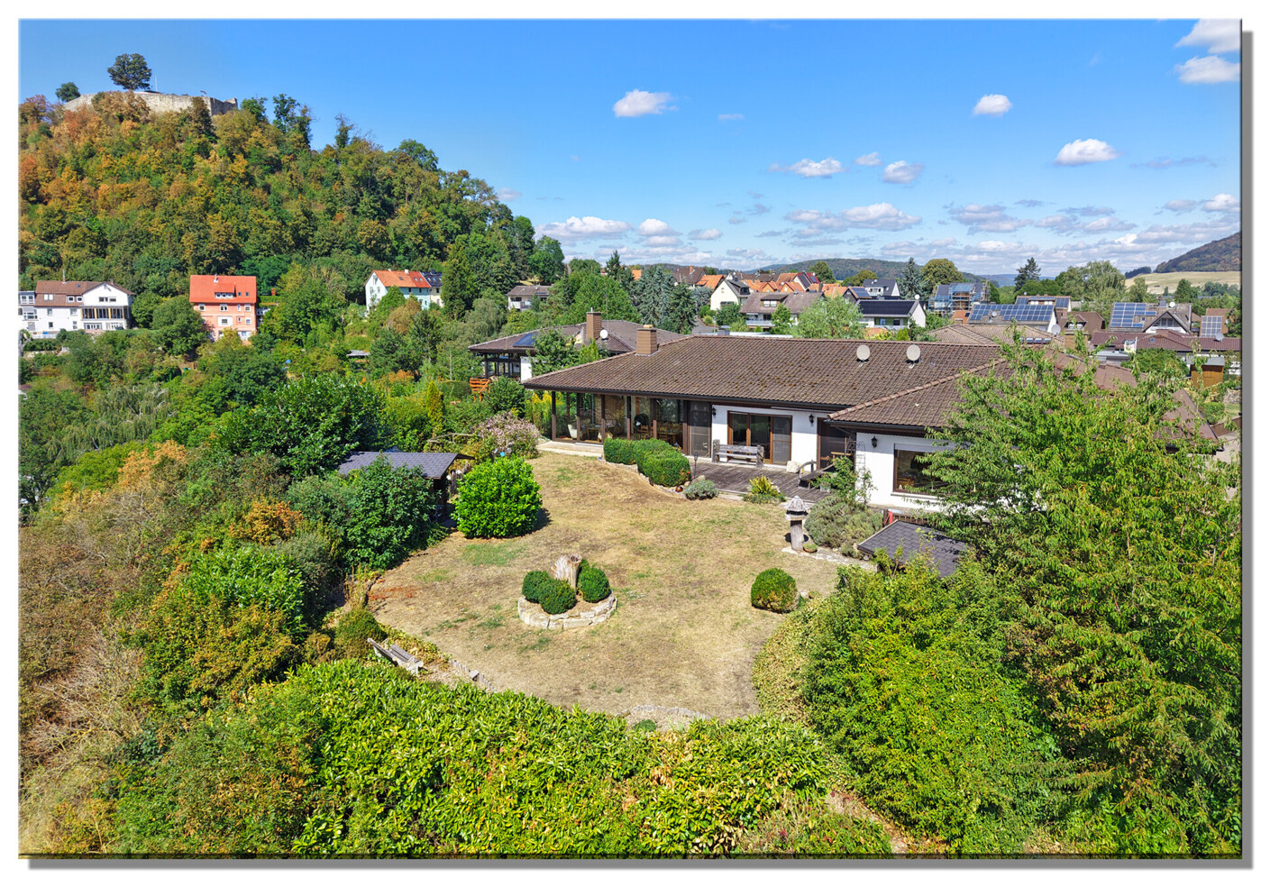 Beeindruckend in Größe und Lage und nahezu rundum Panoramablick, 2 Häuser auf 10.748 m² Grundstück in Gudensberg