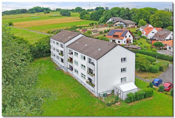 2 Mehrfamilienhäuser mit 12 Wohnungen, komplett vermietet in schöner Feldrandlage von Helsa