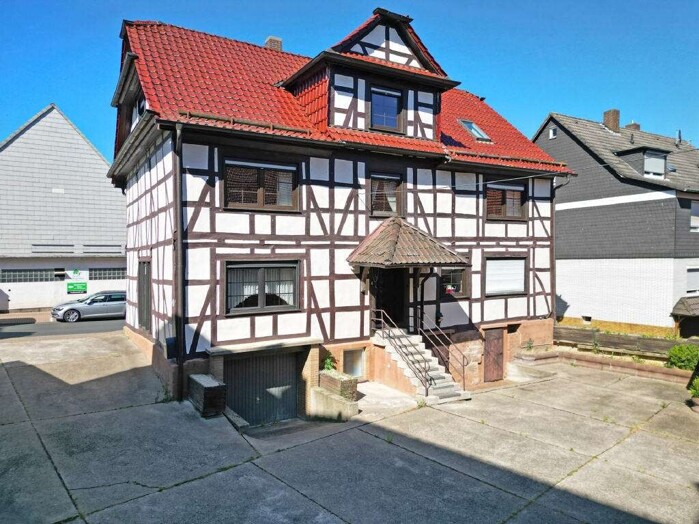 Freies, geräumiges Wohnhaus mit Scheune in zentraler Ortslage von Großenritte