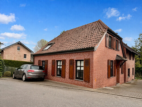 Straßenansicht / Stellplatz