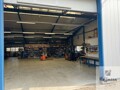 Einfahrt in die Halle mit hohem Rolltor
