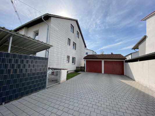 Außenansicht West - Einfahrt: Garagen