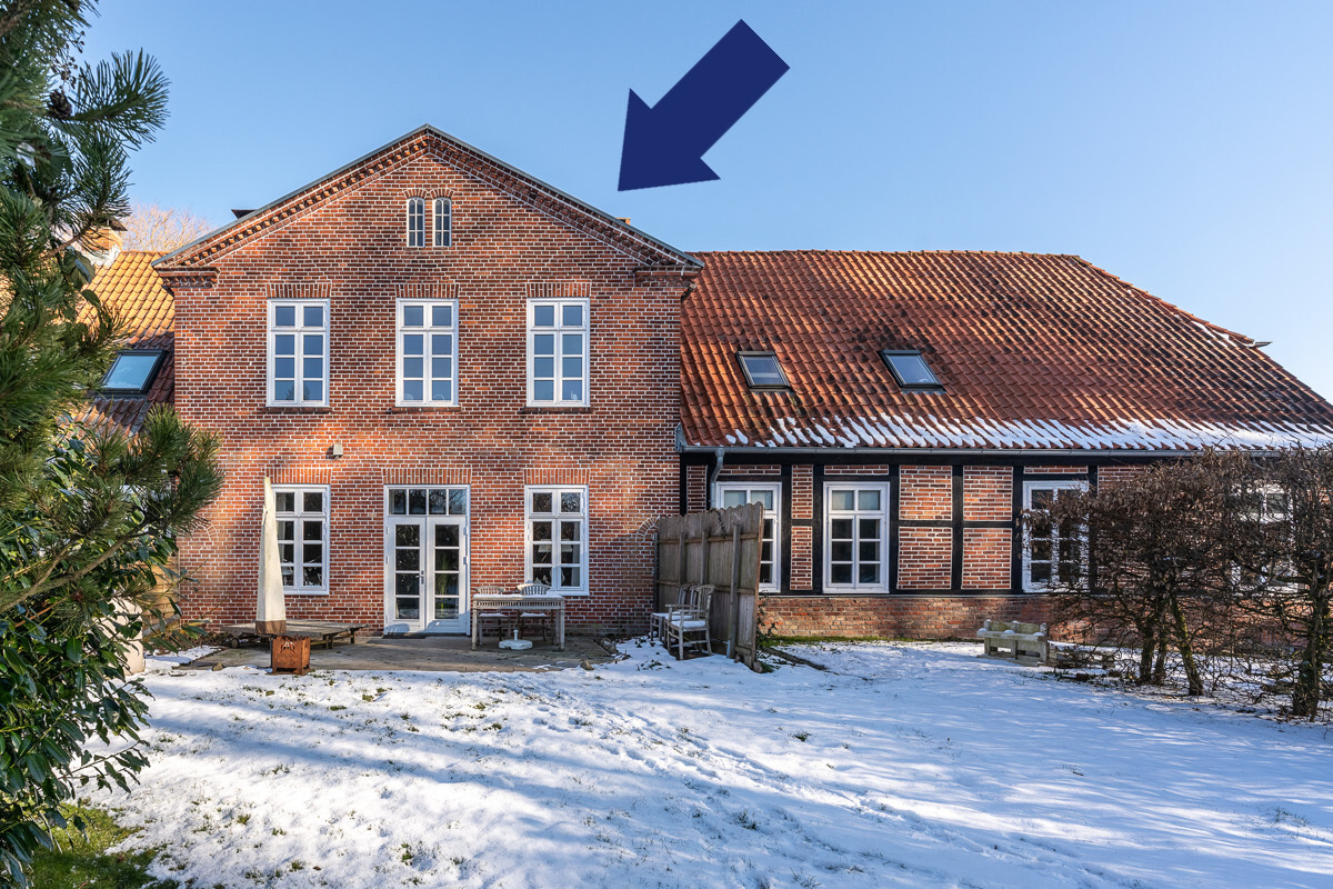 Ansicht Rückseite mit Terrasse und Garten