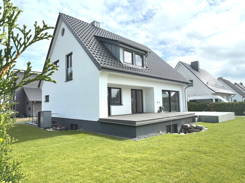 Rückansicht mit Zugang zur ELW und Terrasse