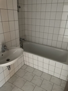 Badezimmer mit Wanne 