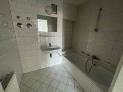 Bad mit Badewanne