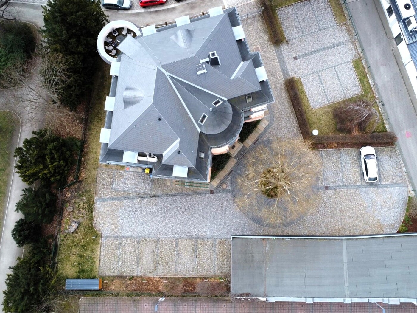 Grundstück m. Parkplätzen