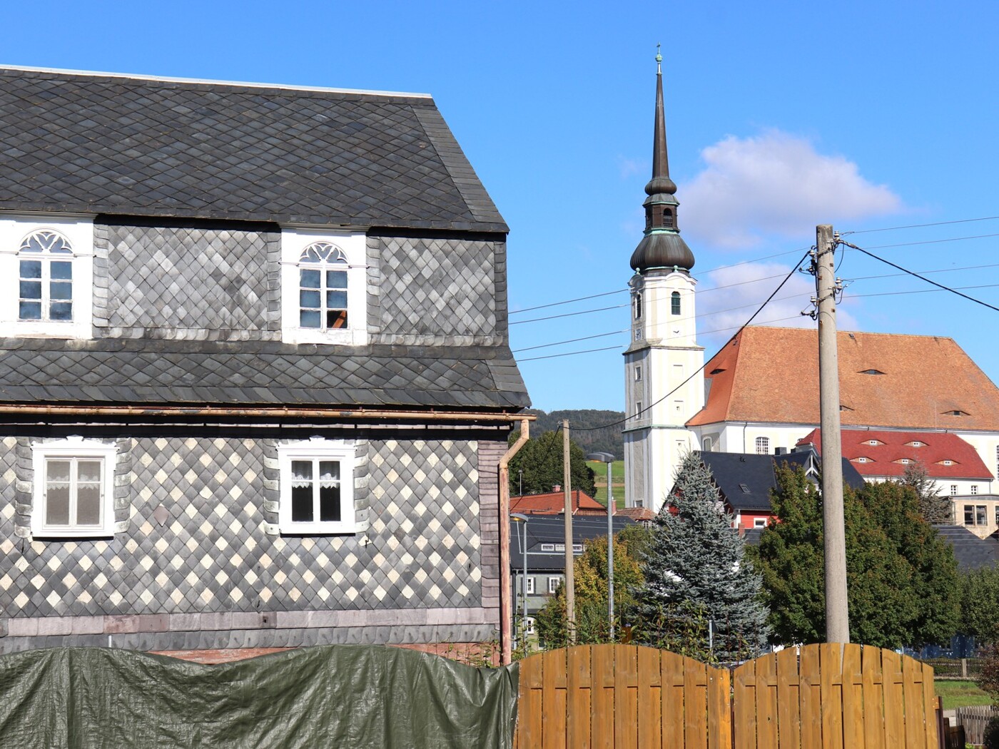 Ansicht mit Dorfkirche