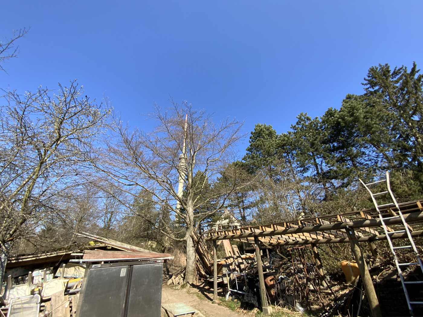 Aufbauten des Pächters - Blick Richtung Fernsehturm