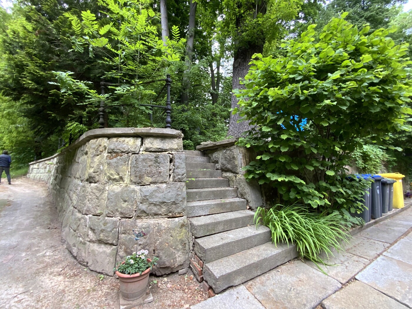 Granitsteinmauer im Hof