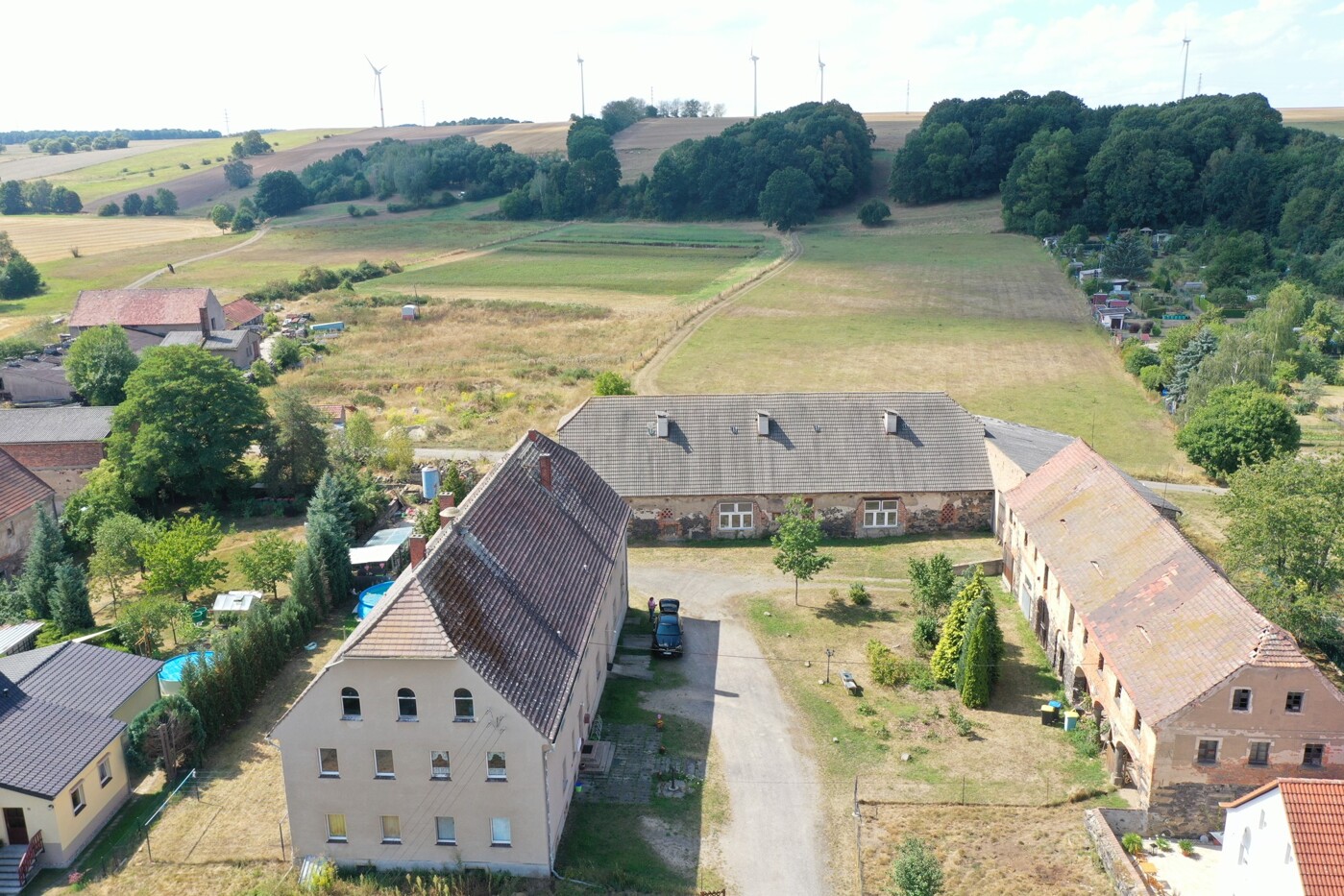 Dreiseitenhof mit Landwirtschaftsfläche