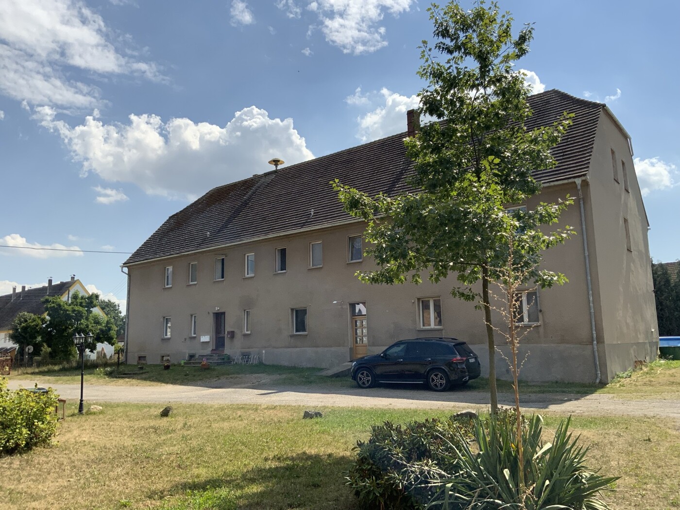 Blick vom Hof auf Wohnhaus