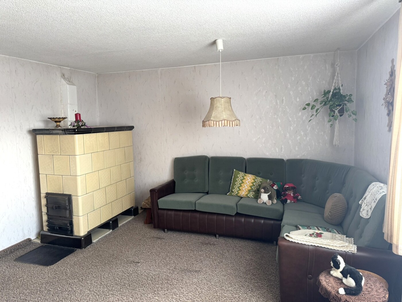 Wohnzimmer mit Kachelofen