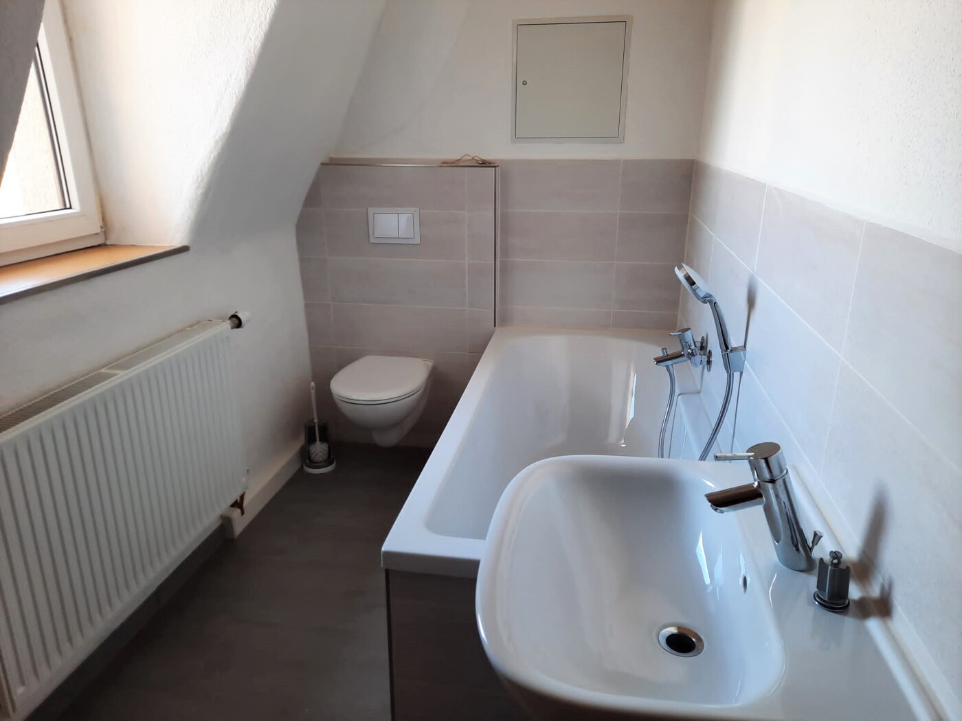 Bad mit Wanne DG