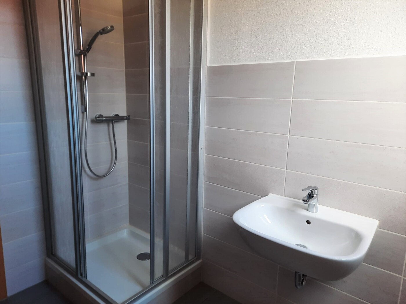 Bad mit Dusche DG