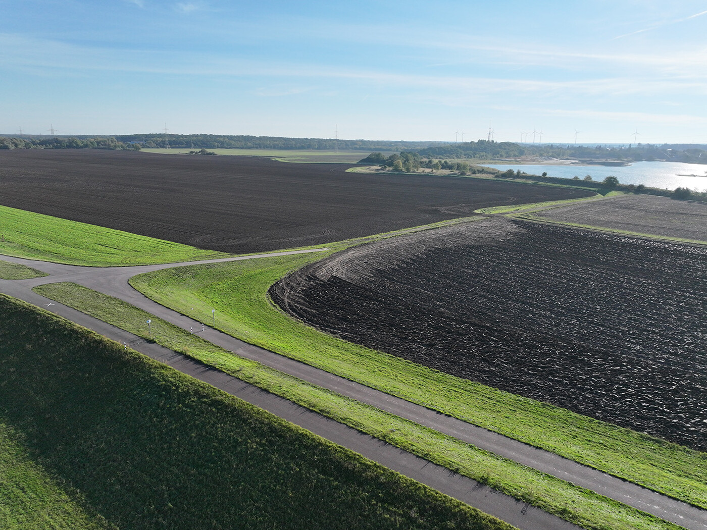 Blick über den Acker mit Wirtschaftsweg