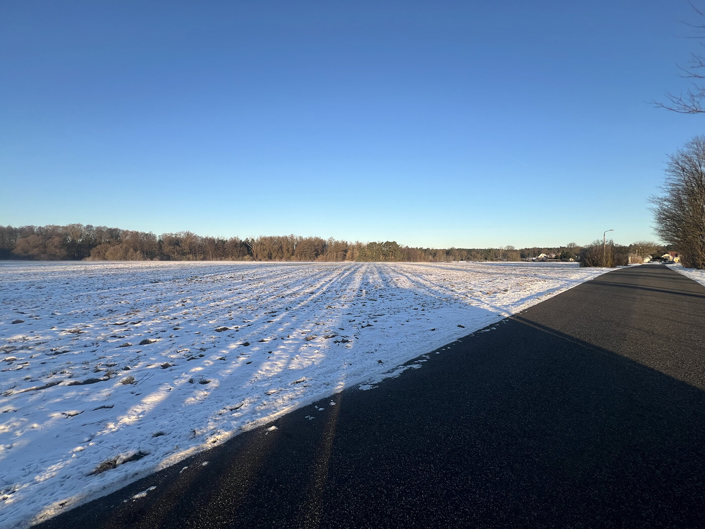 Blick entlang der Straße Richtung Nord-Westen