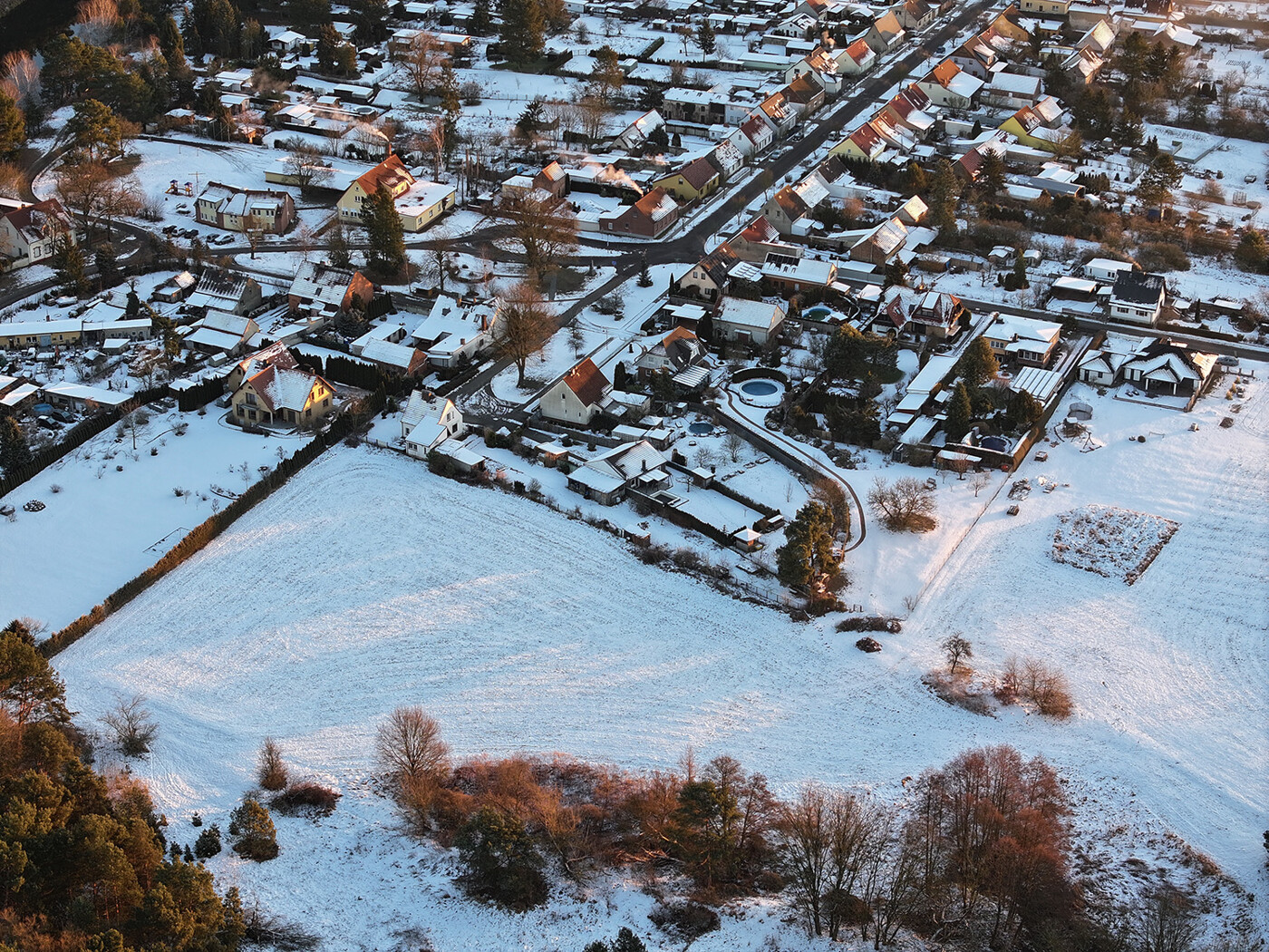 Blick von Oben an sep. Flurstück am Kanal und der Wohnbebauung