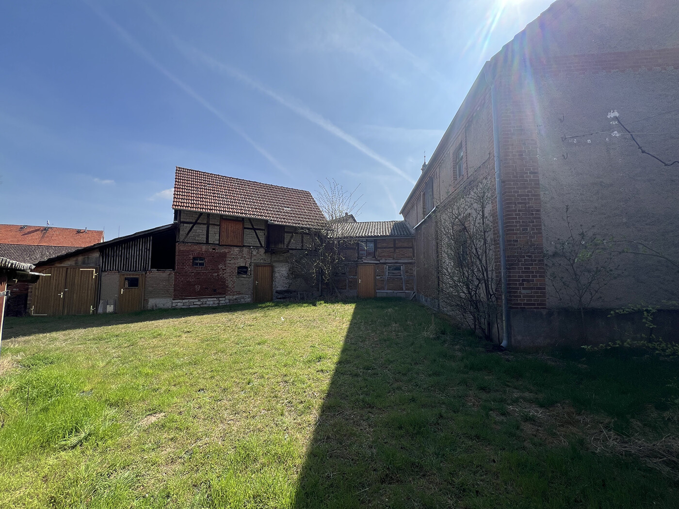 Blick auf Nebengelasse und Scheune nach Süd-Osten