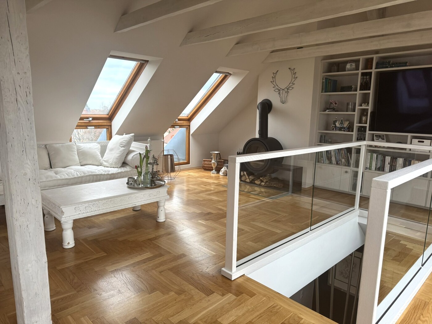 Wohngalerie mit Kamin