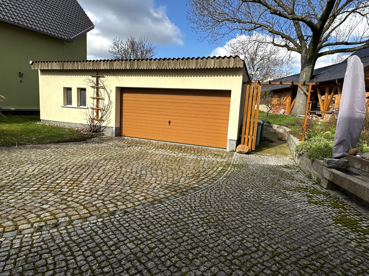 Hof mit Garage