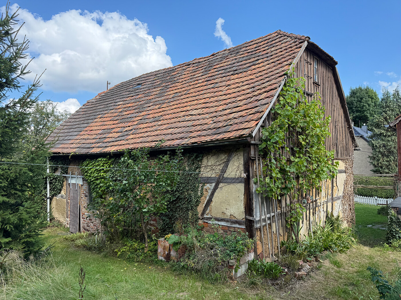 Blick auf Fachwerkscheune