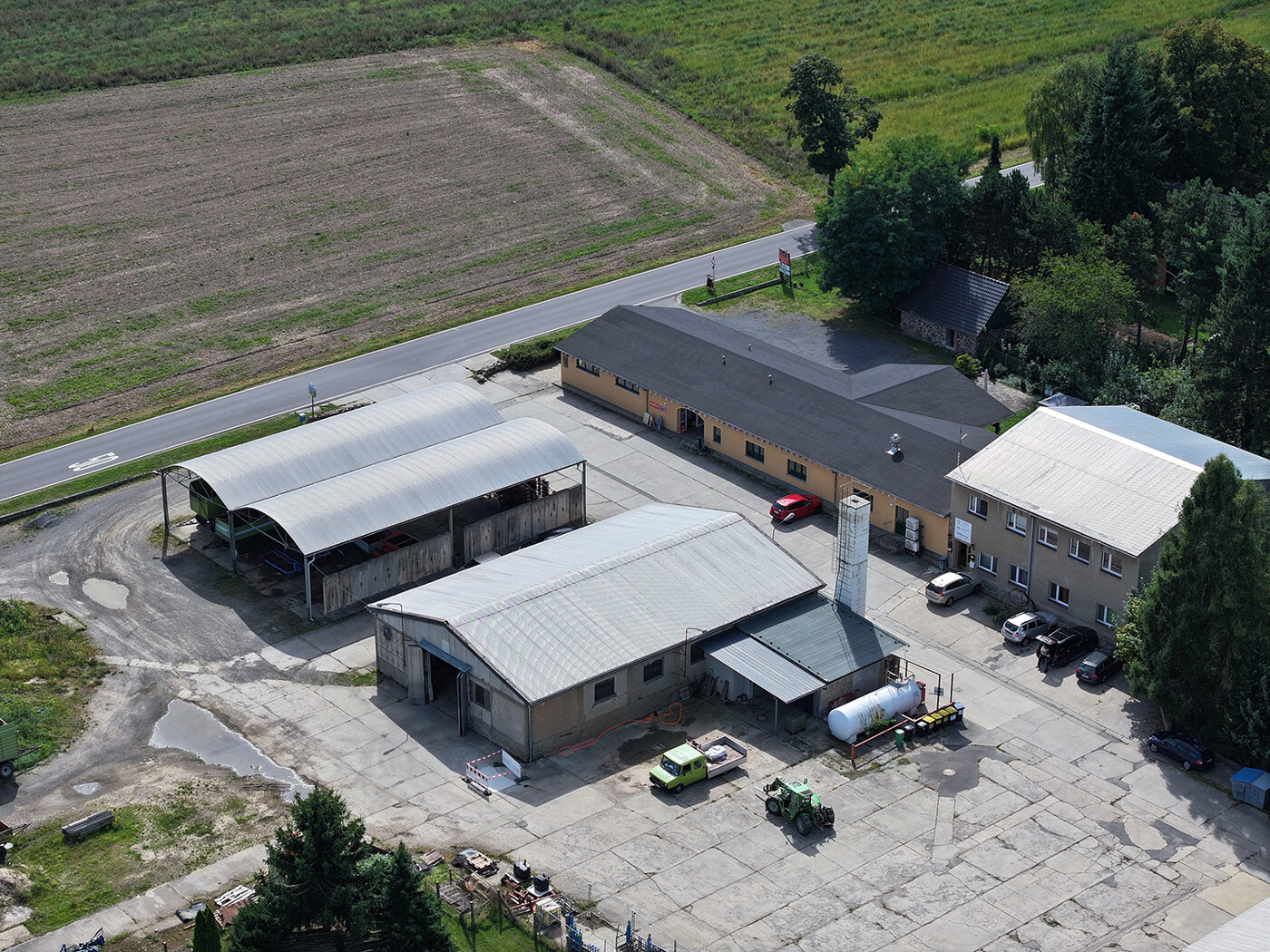 Blick auf die Gaststätte + Unterstände