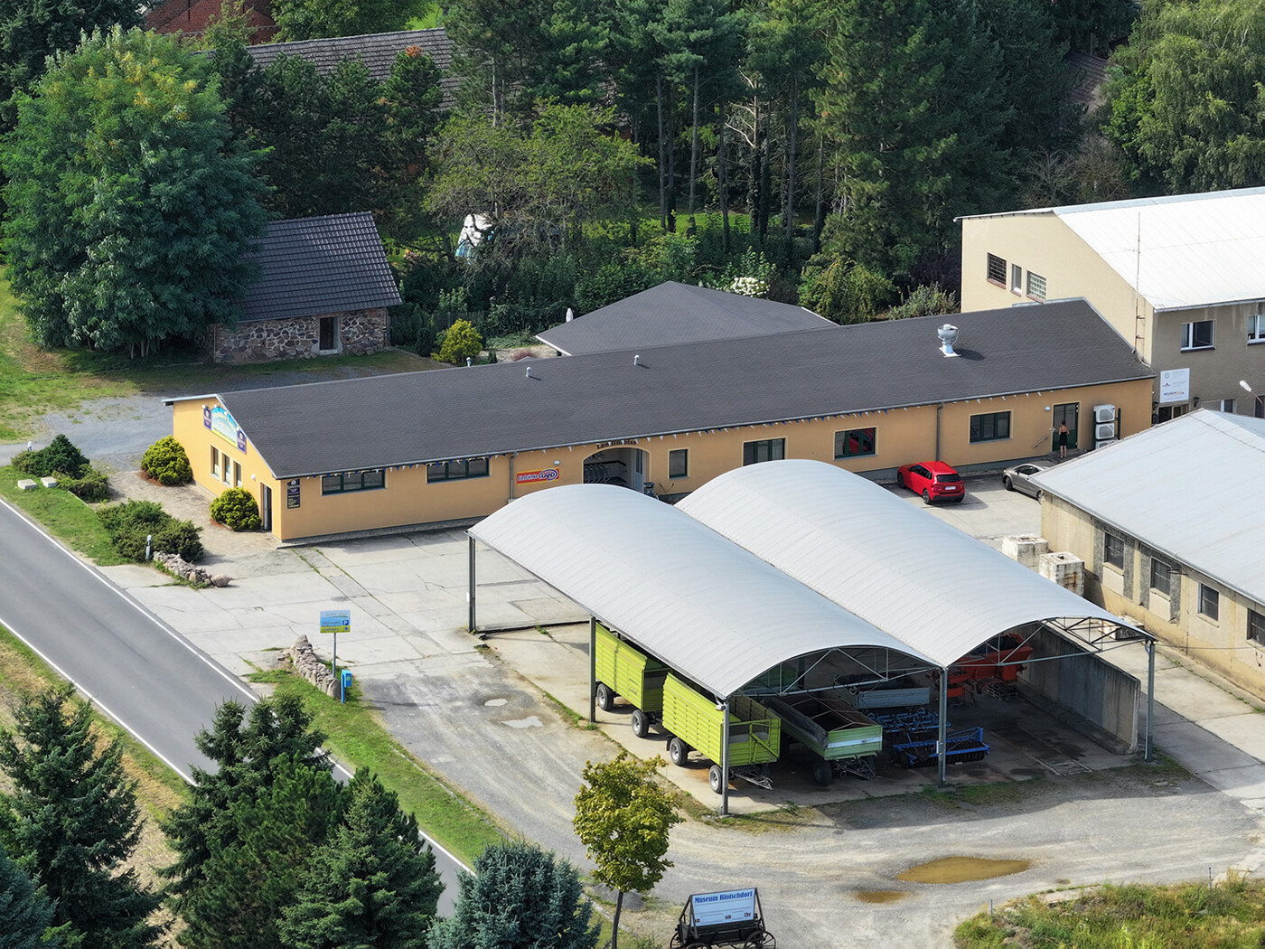 Blick auf die Gaststätte + Unterstände