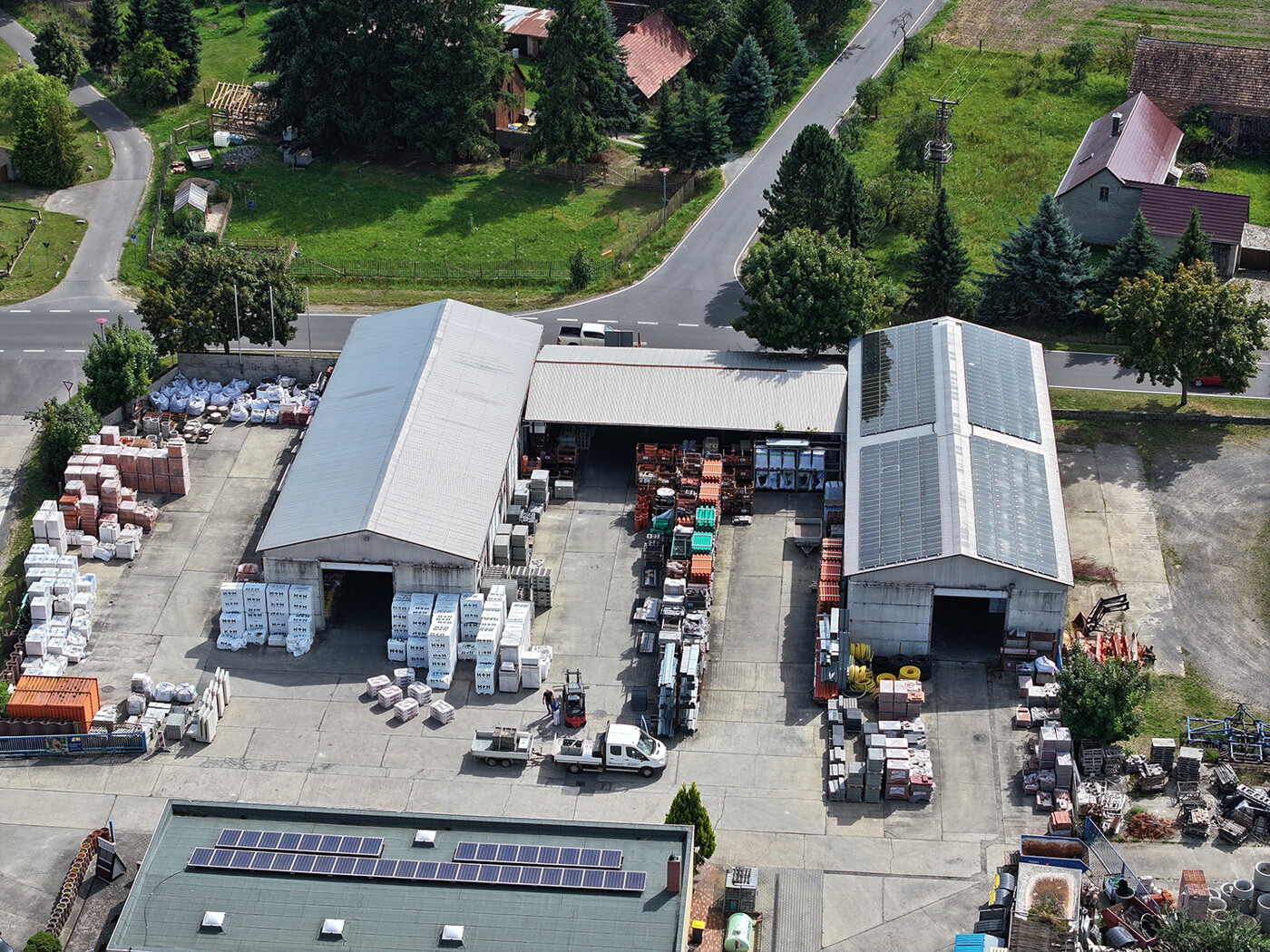 Blick auf die Lagerhallen + Baumarkt