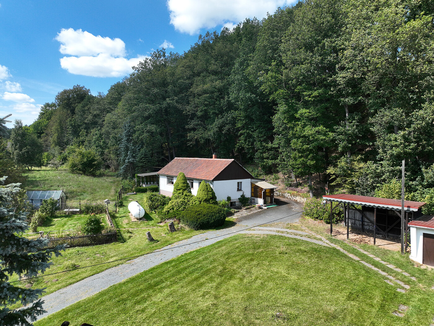 Grüne Oase am Waldrand