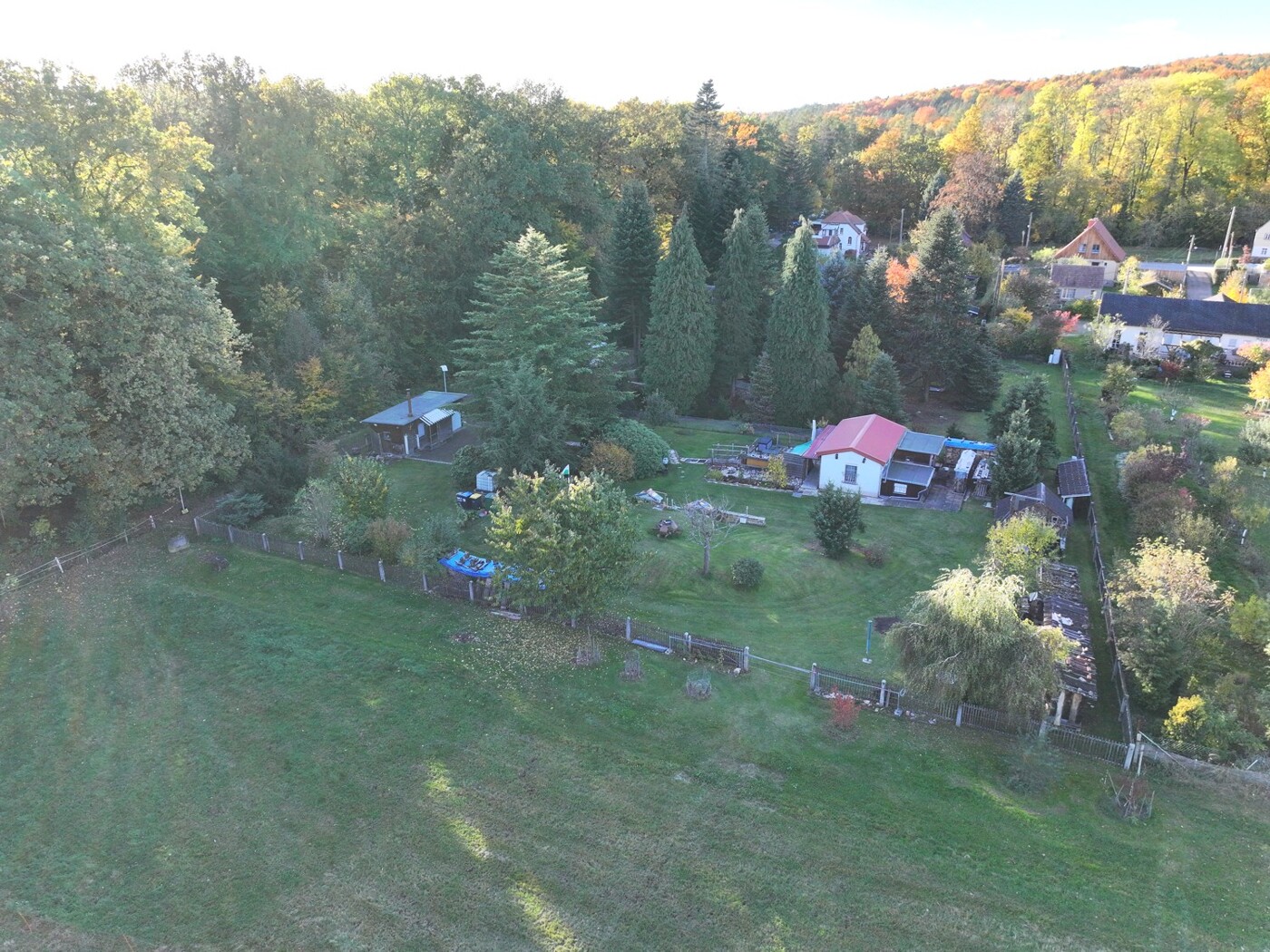 Blick von Obstwiese zum Baugrundstück