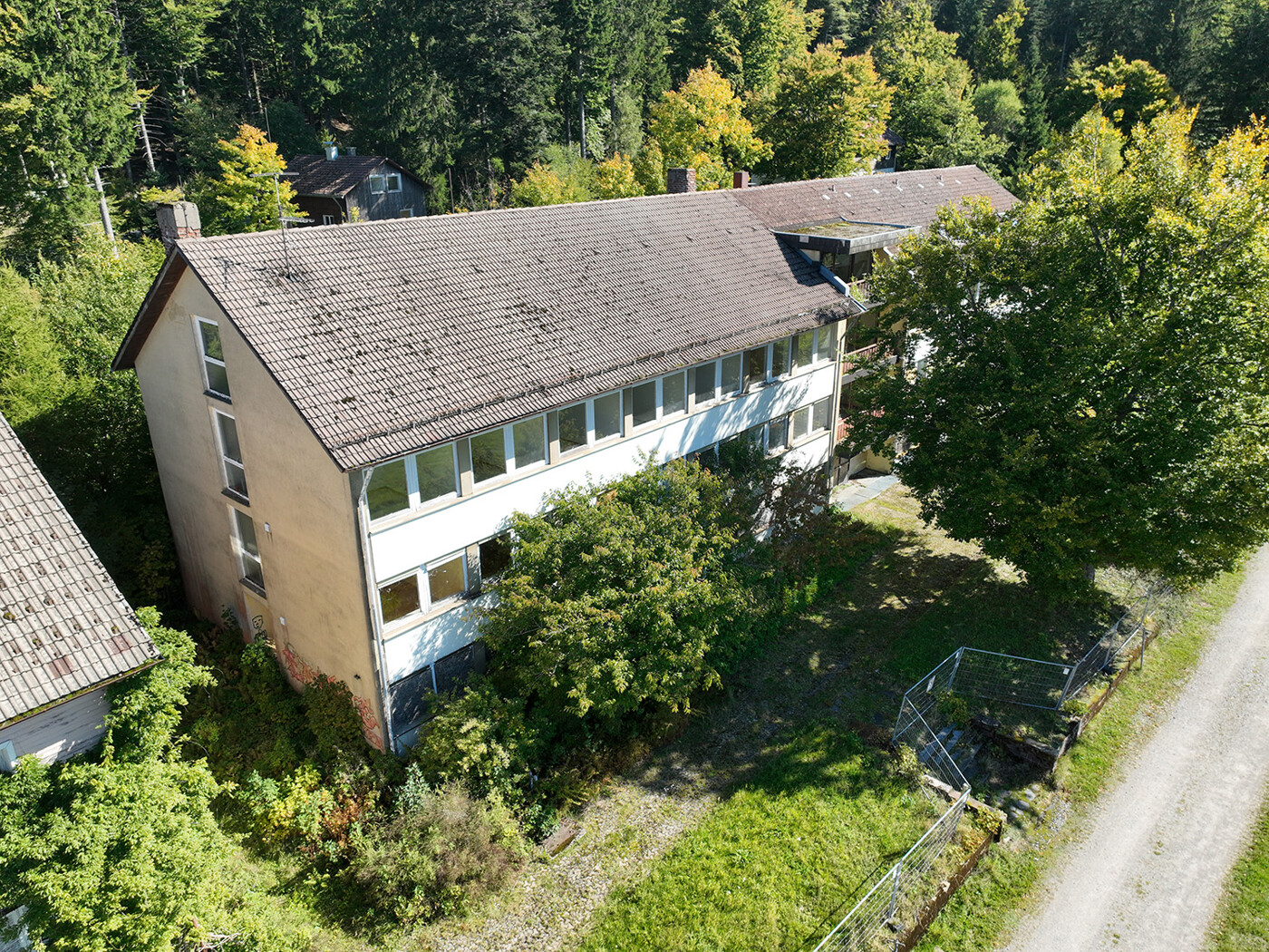 massives Klinikgebäude