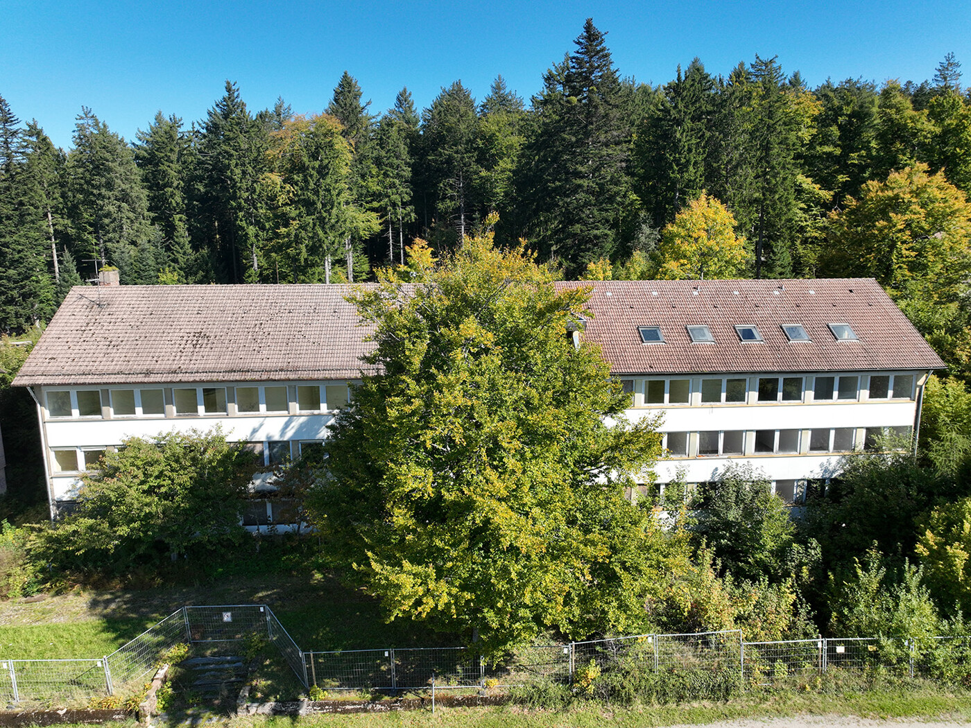 massives Klinikgebäude