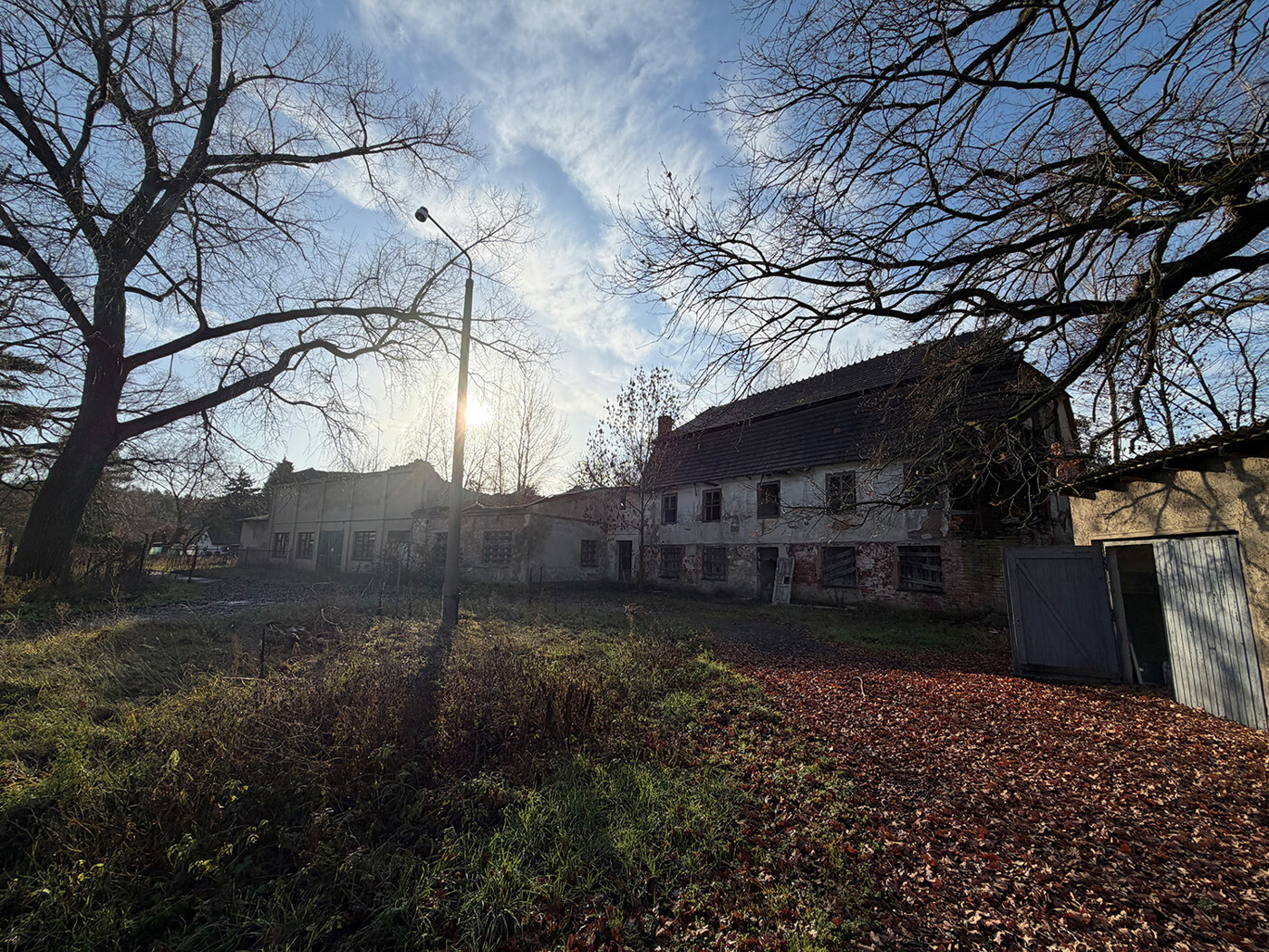 Blick auf die Gebäude + Hof