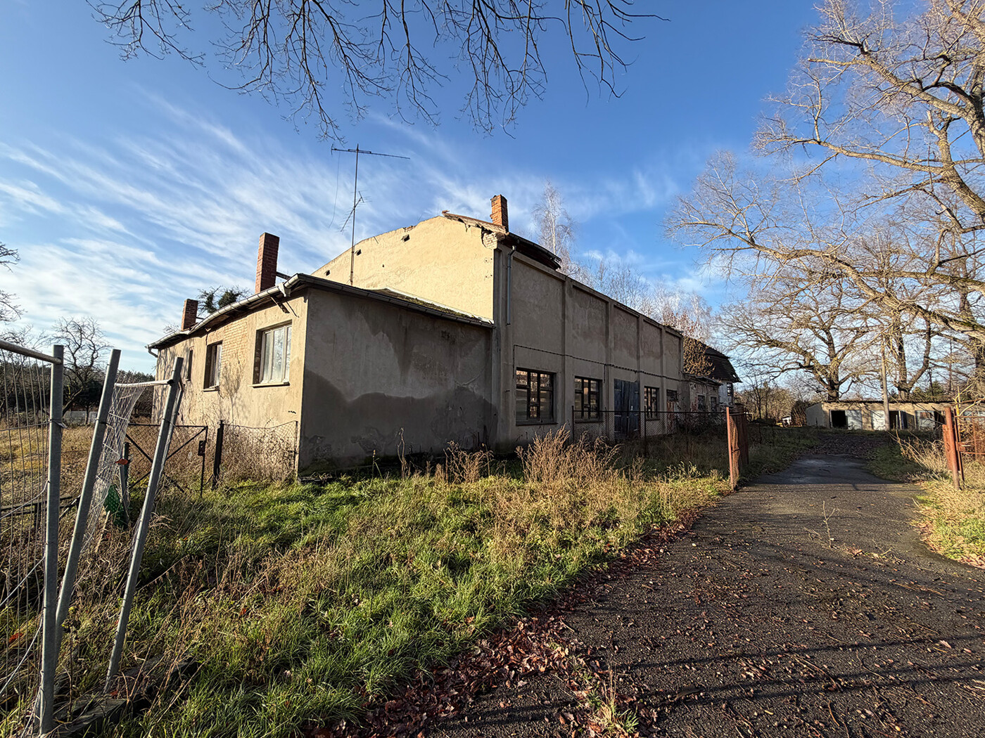 Nebengebäude + Zufahrt
