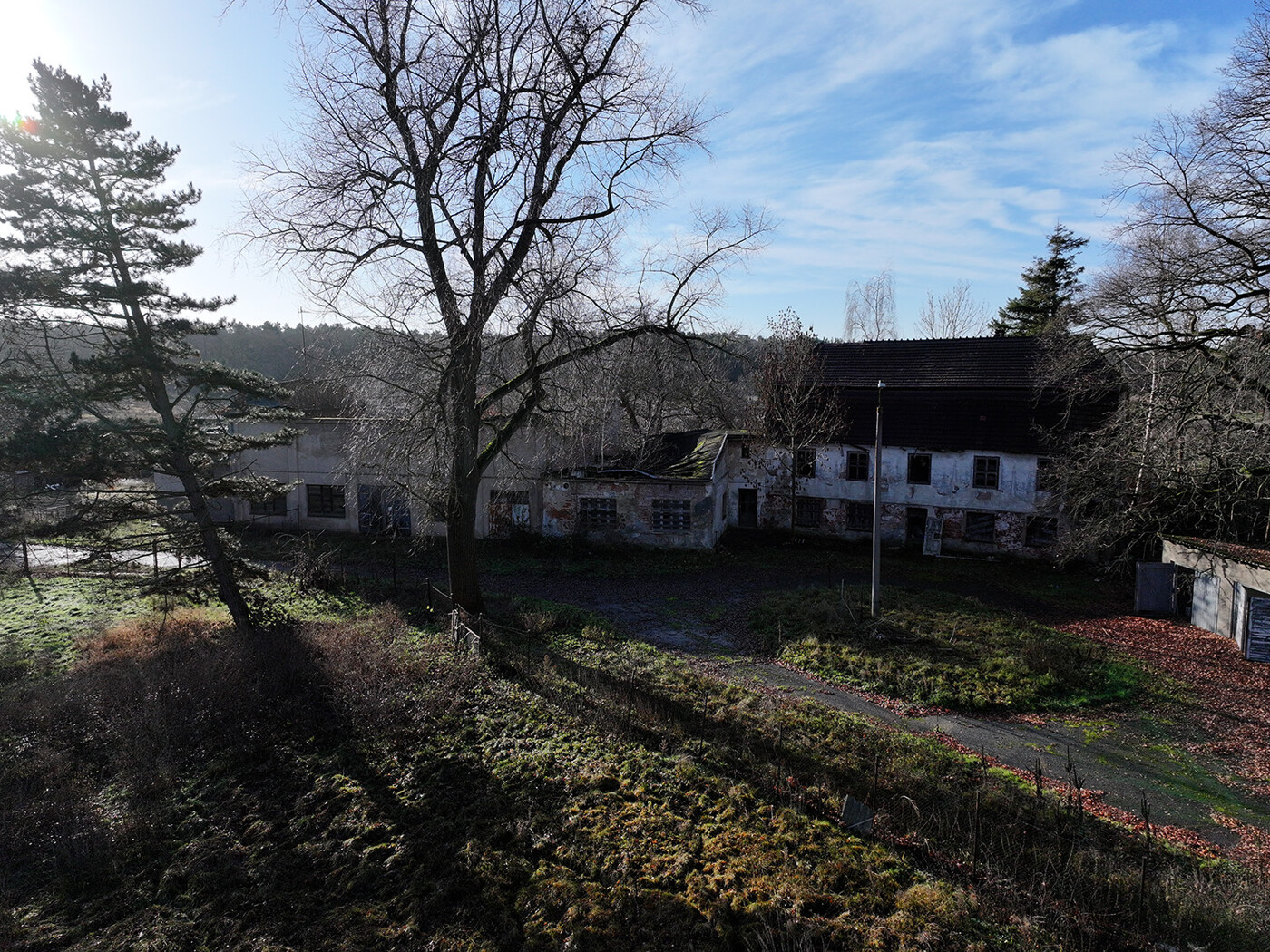 Haupt-/ Nebengebäude