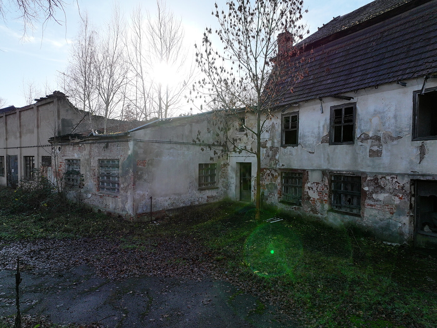 Haupt-/ Nebengebäude