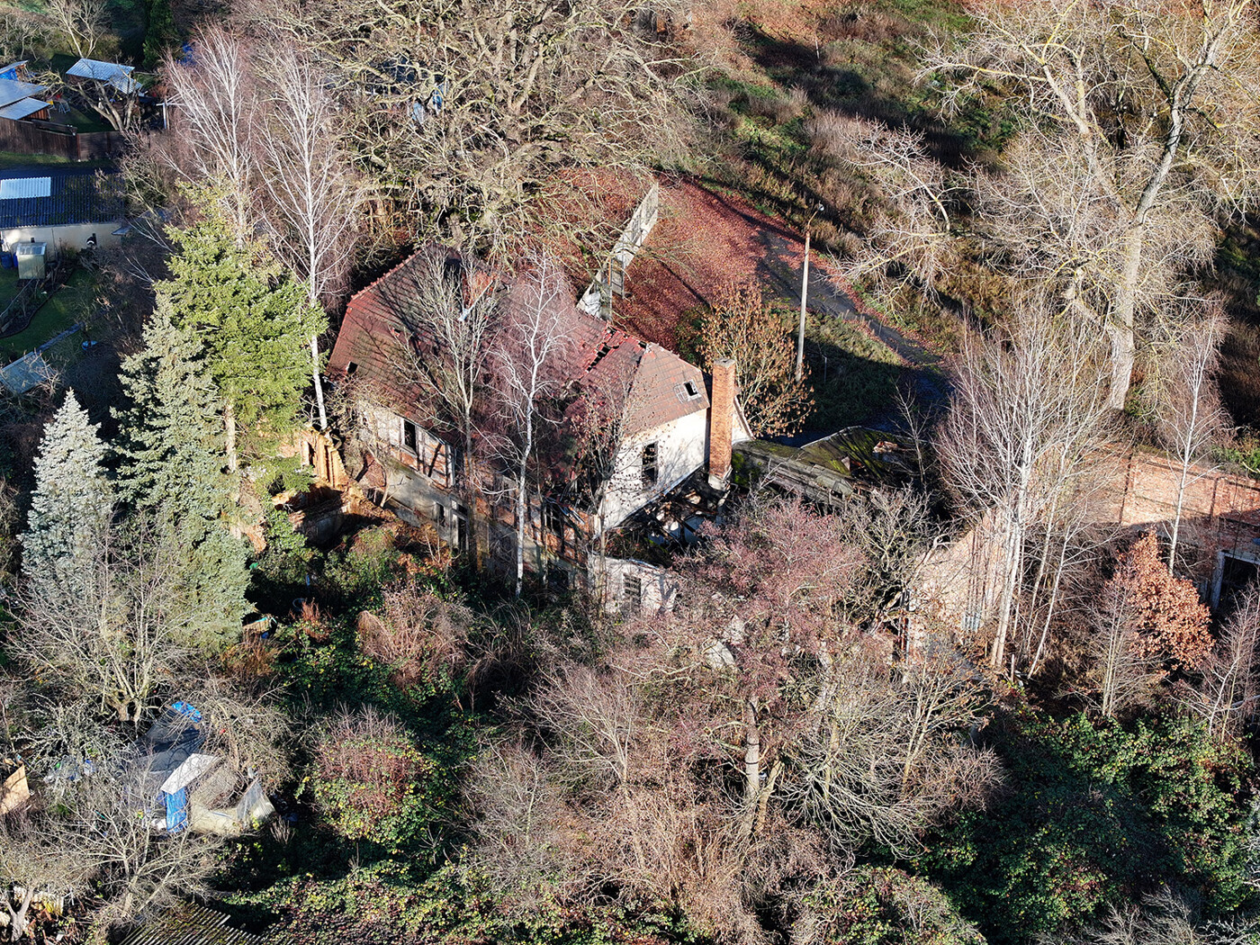 Hauptgebäude + Nebengebäude