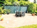 große Terrasse im hinteren Gartenteil