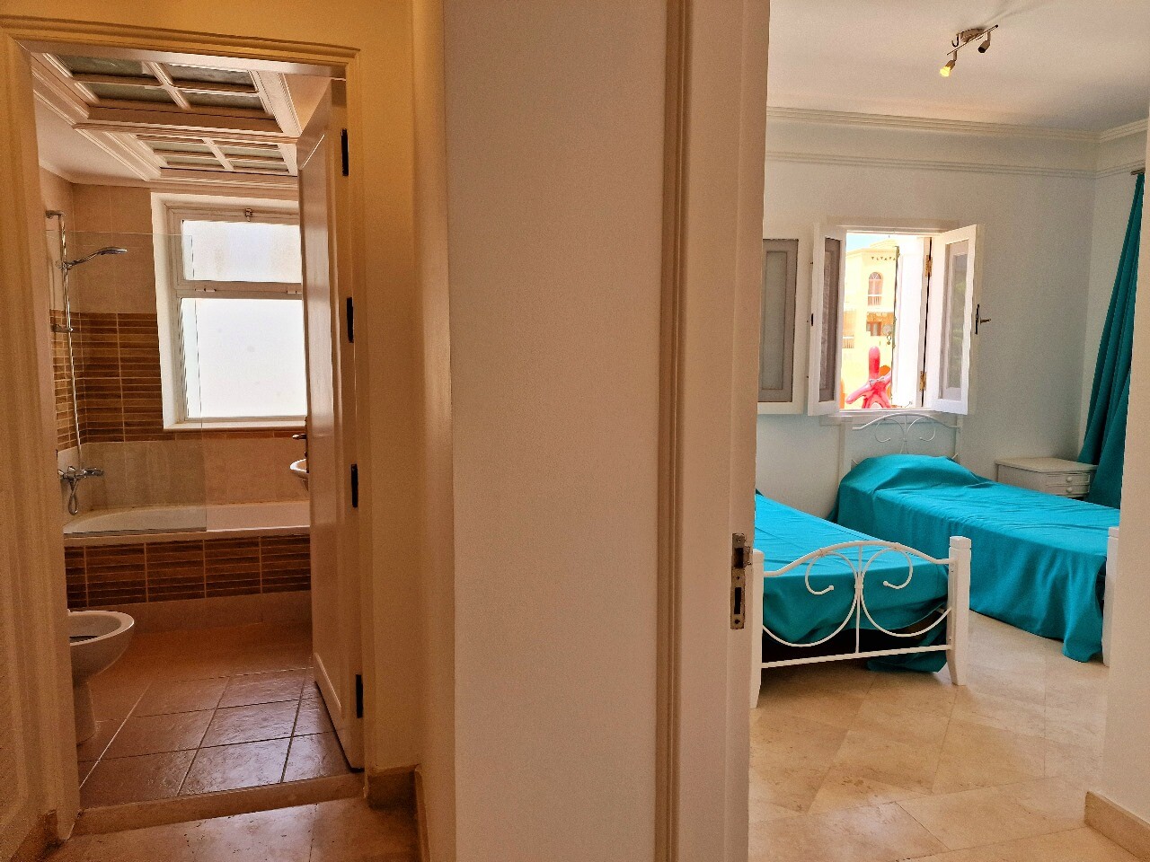 Flur, Blick ins Elternschlafzimmer