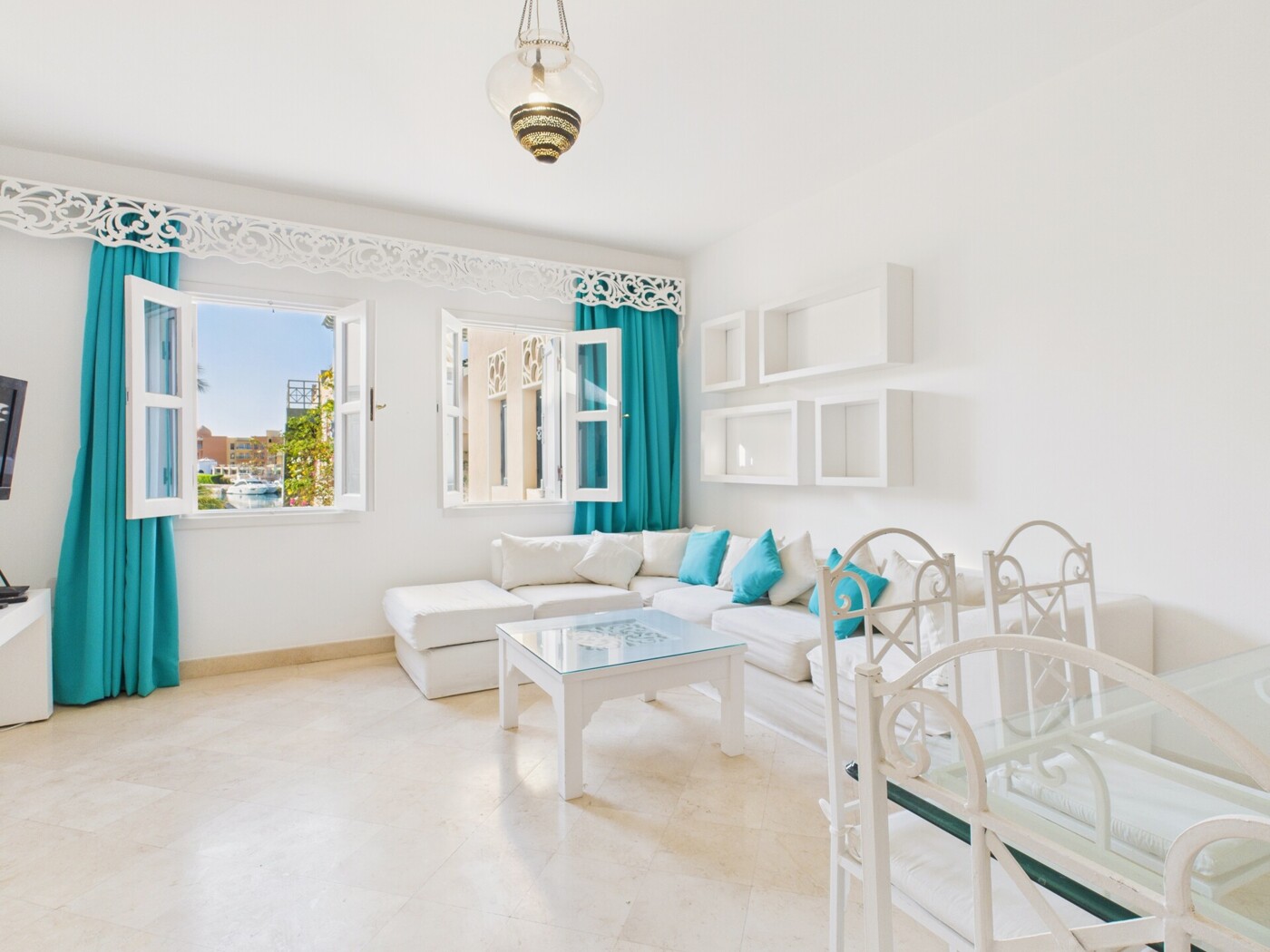 Wohnbereich, mit Ausblick zur Marina