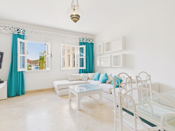 Wohnbereich, mit Ausblick zur Marina