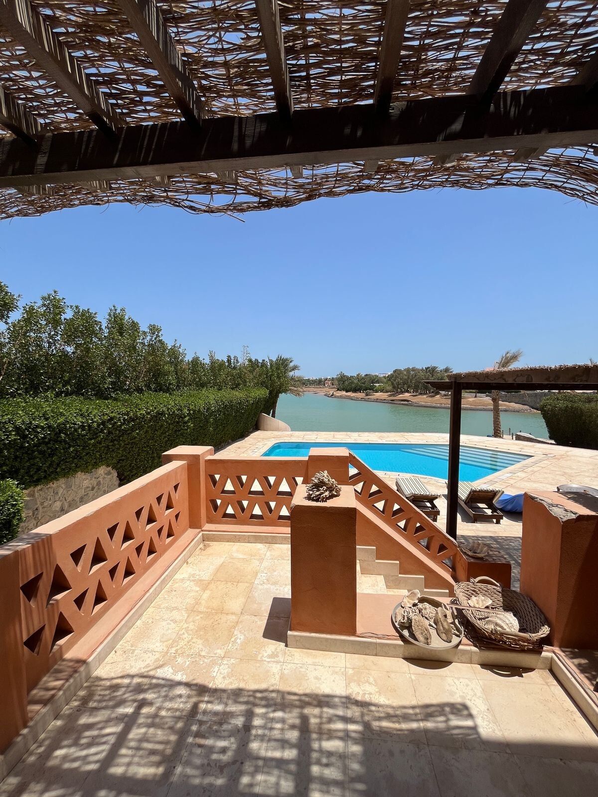 Balkon mit Zugang zum Pool