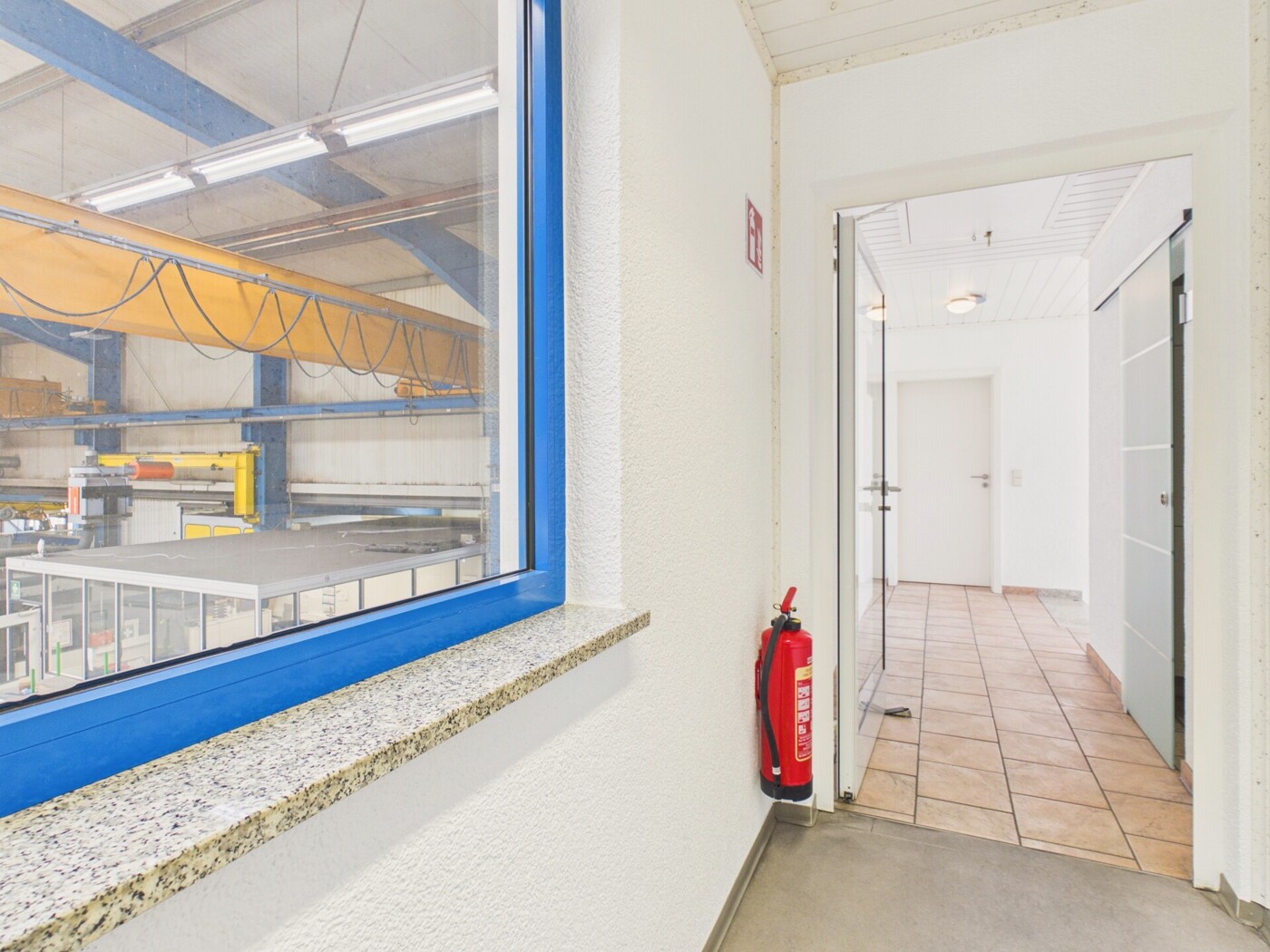 Diele Büro - Fenster zur Halle 