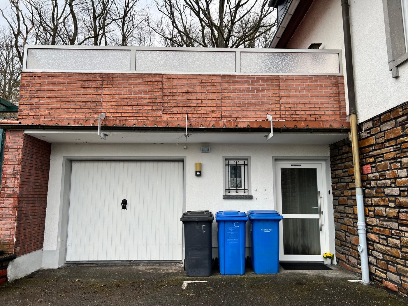 Garage und Eingang KG Wohnung