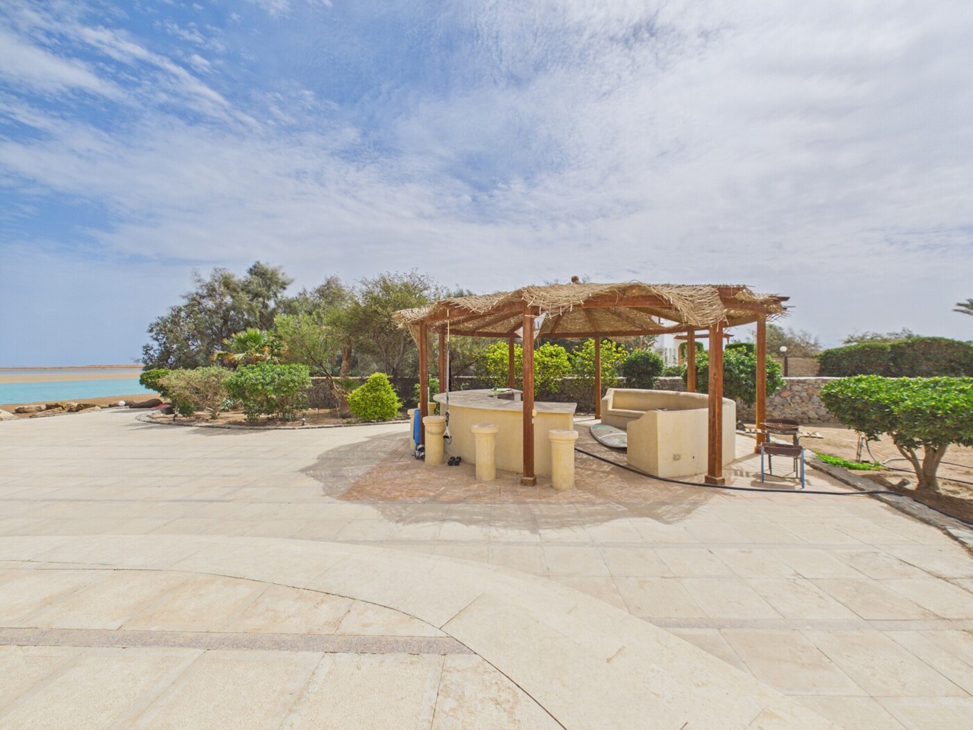 Bar im Garten neben dem Pool