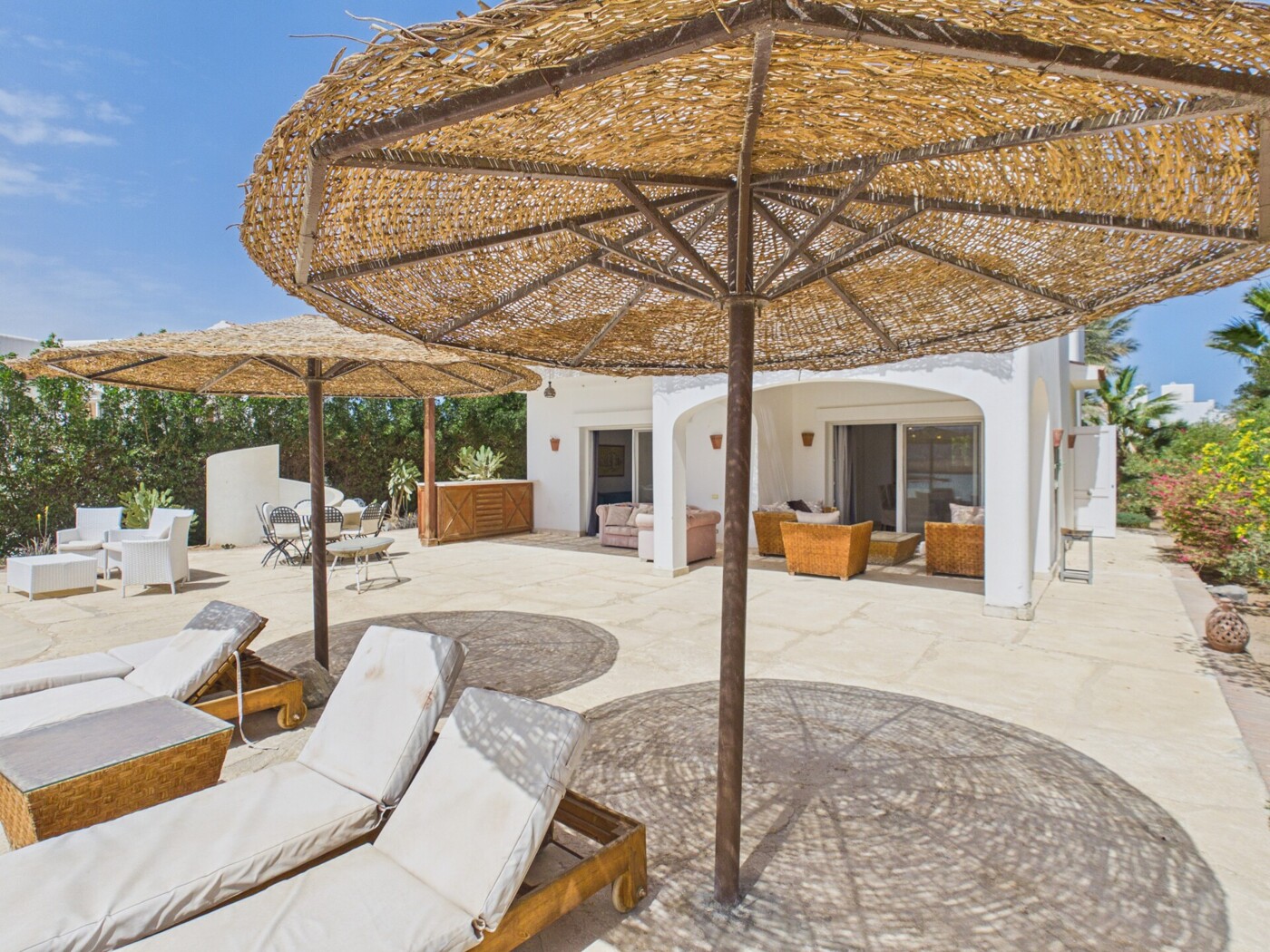 Terrace w. Pool u. Lagoun