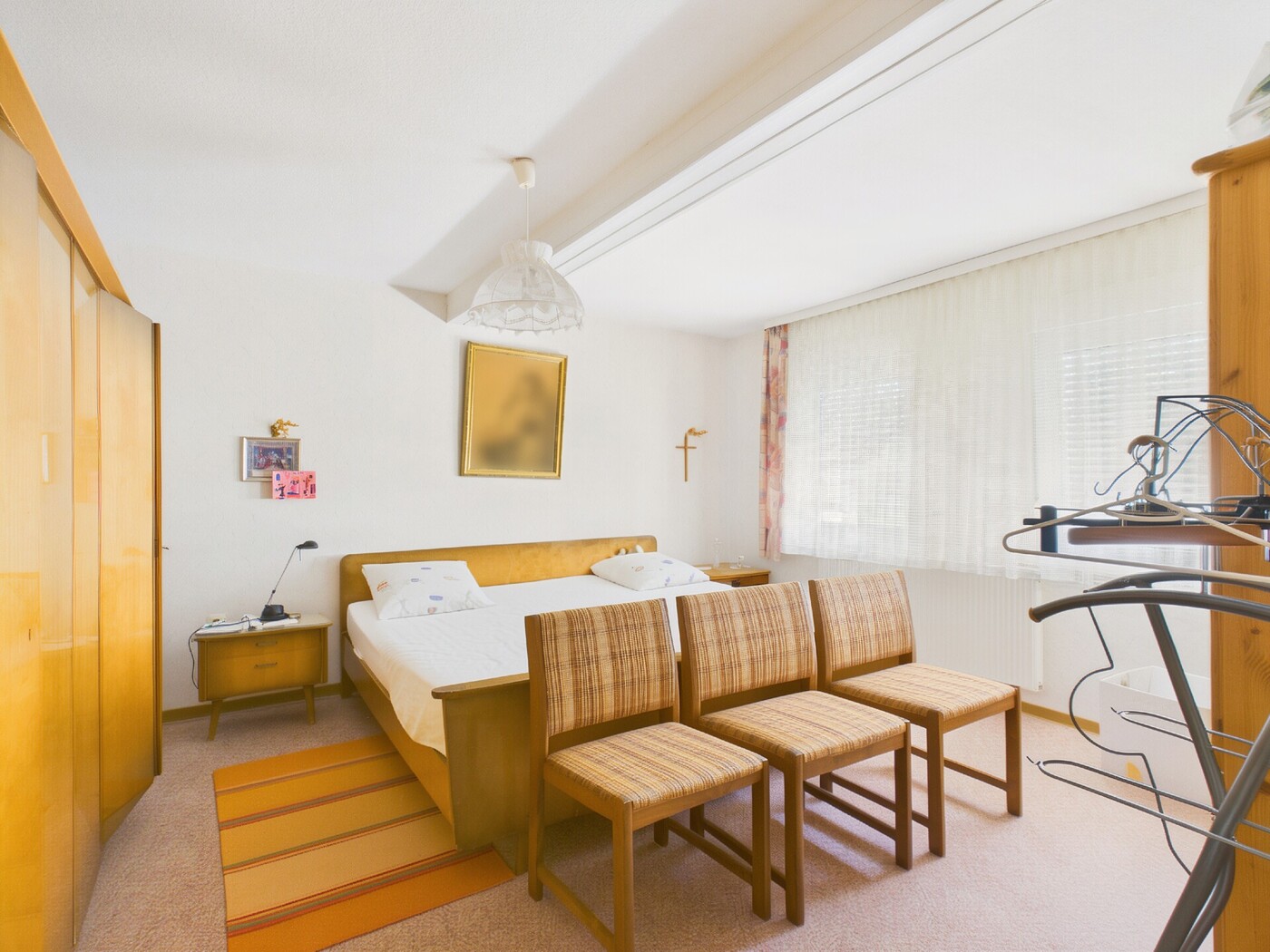 Schlafzimmer (mit KI aufgeräumt)